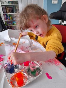 Aoibheann sta lavorando su alcune opere d'arte