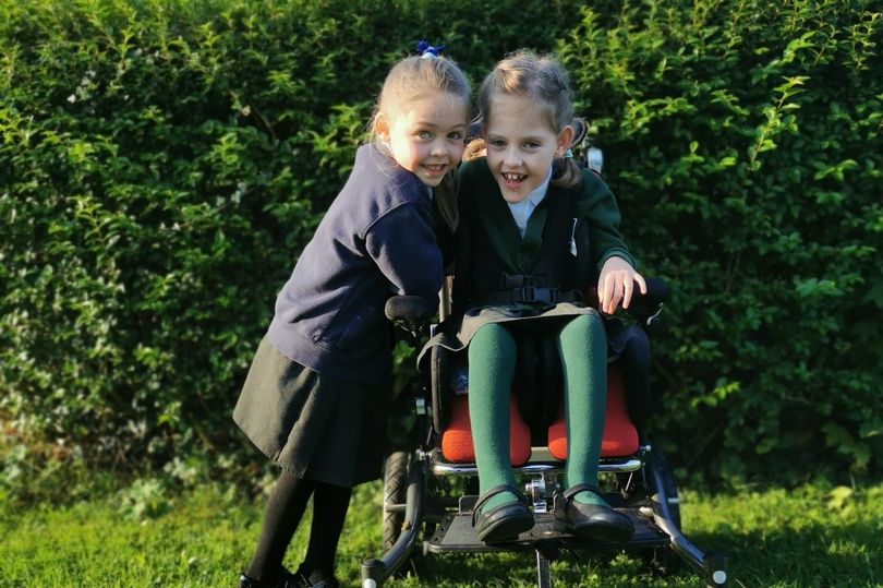 Aoibheann (à droite) avec une de ses jeunes sœurs